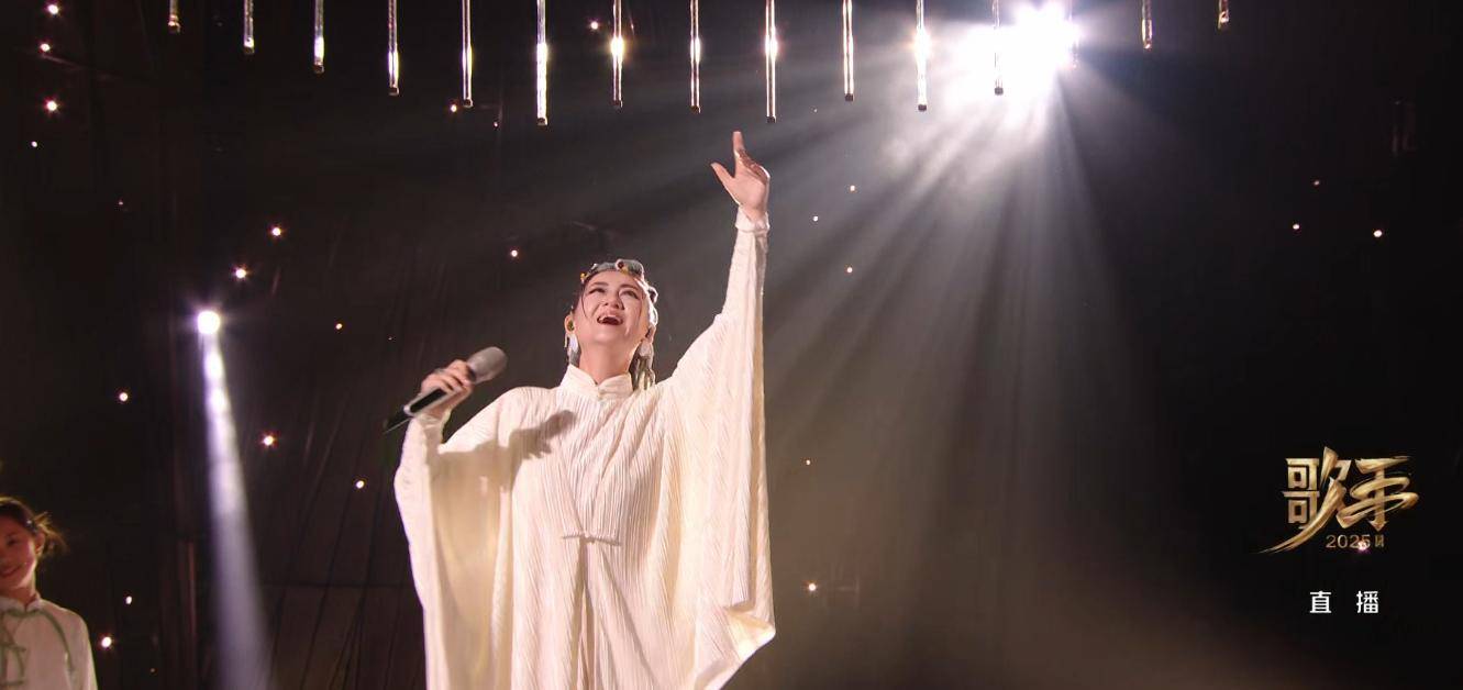 歌手2025震撼来袭,李佳薇天后现场唱响,收音效果无可挑剔