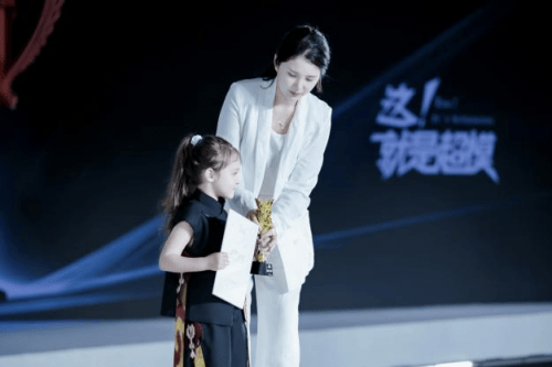 这！就是(shì)超模全球总决賽(sài) 全球人气季军—嘉思(sī)敏(mǐn)！