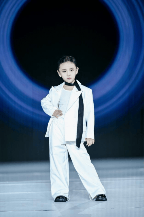 这！就是超模全球总决赛 全球人气亚军—屠可怡！