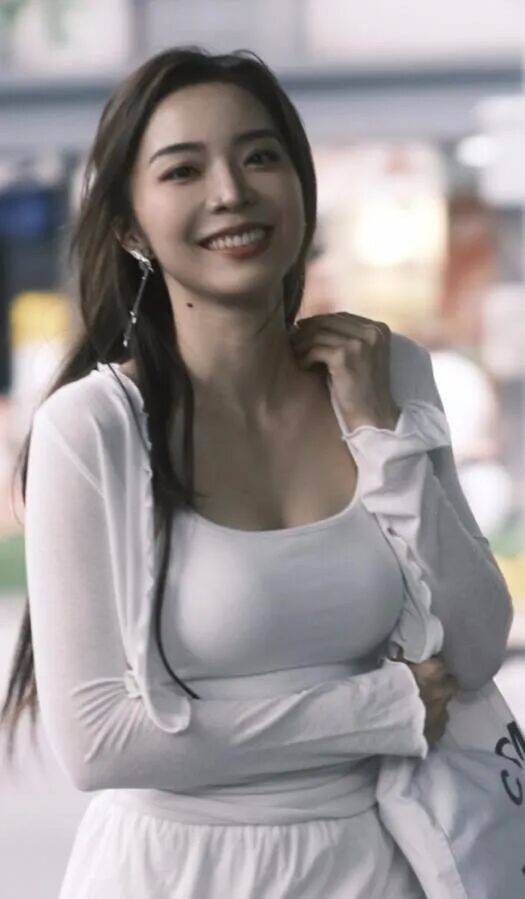 余霜：从LPL到央(yāng)视的跨(kuà)界破壁者