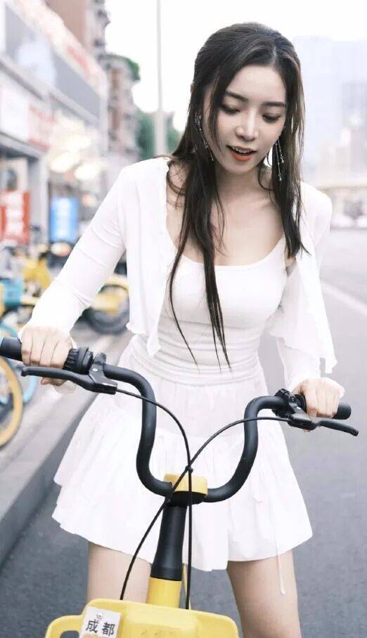 余霜：从LPL到央视的跨界破壁者