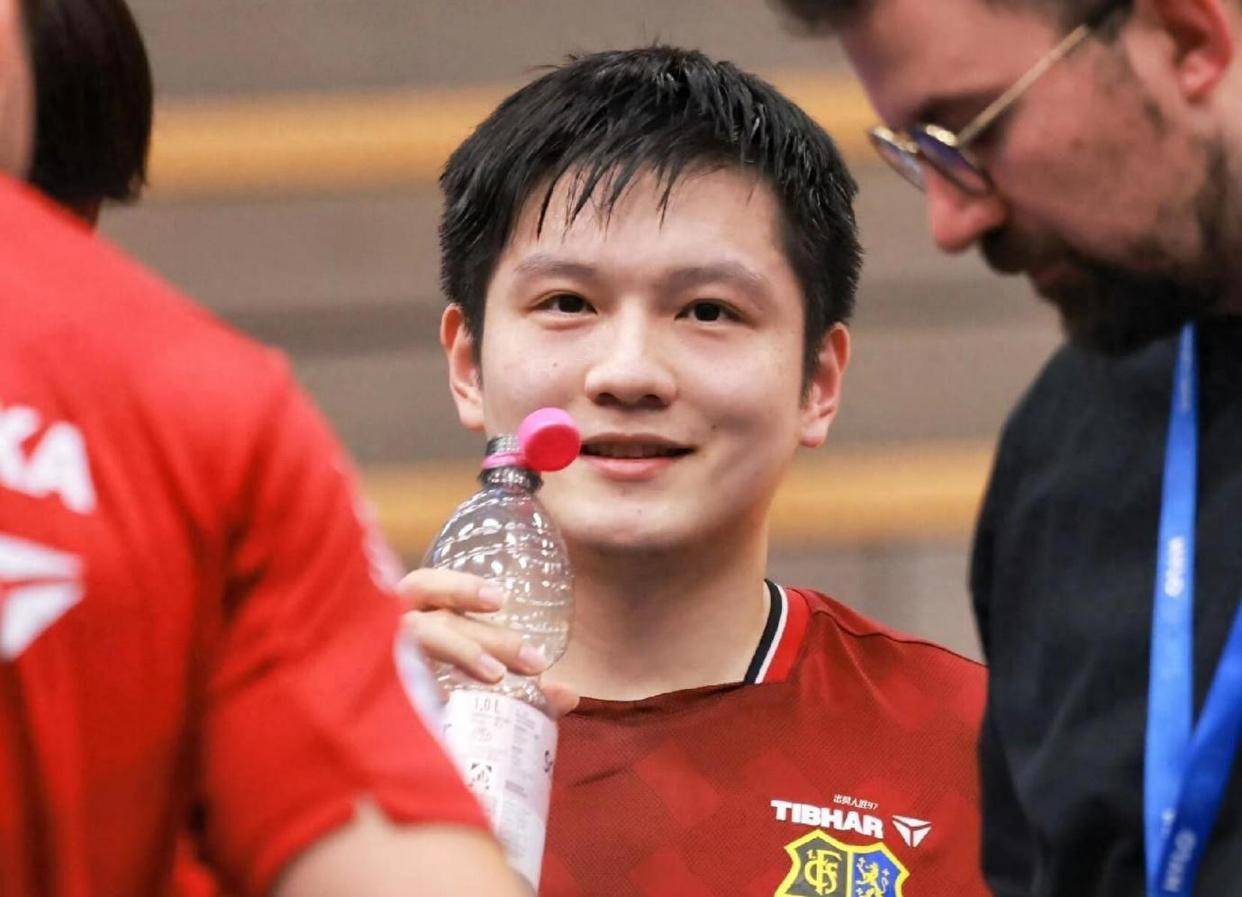 樊振东德国杯首战，4个常见亮眼应援物再现