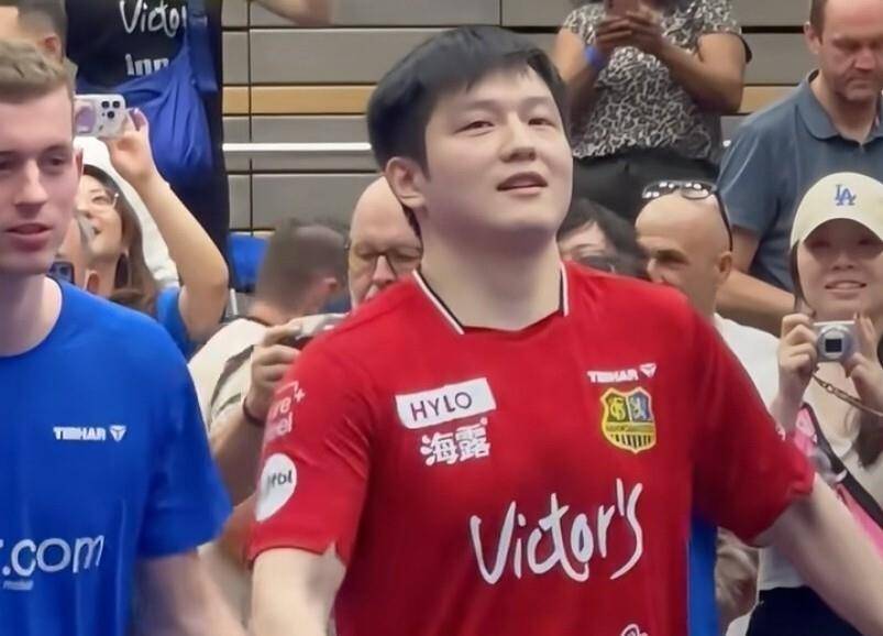 樊振东德国杯首战，4个常见亮眼应援物再现
